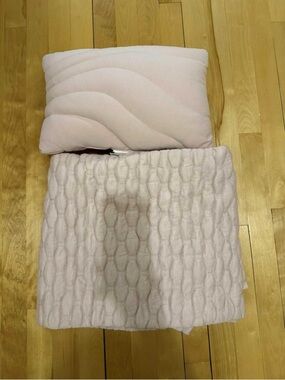 Light pink throw pillow&blanket